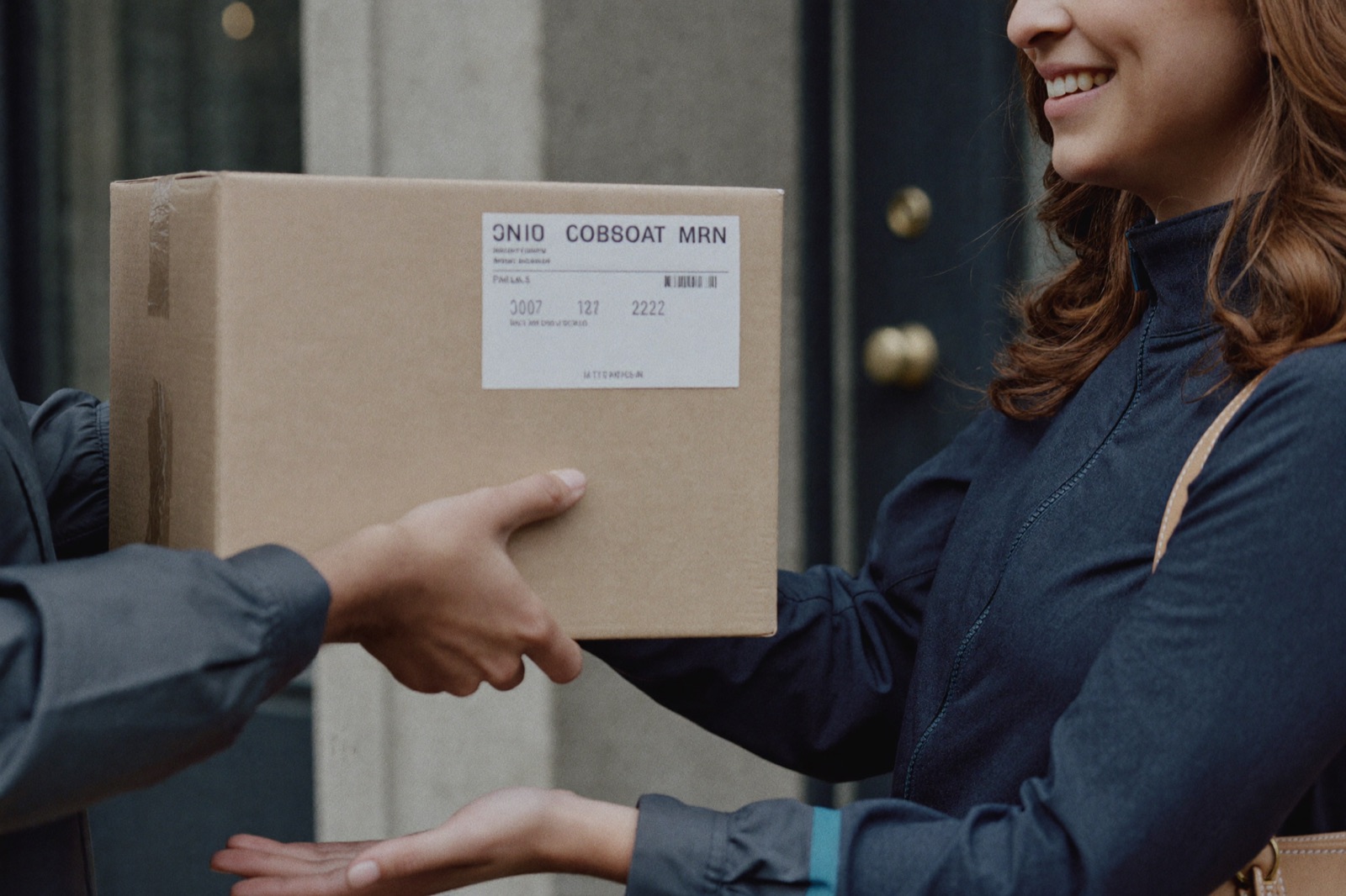 Consegna di un pacco a una cliente sorridente
