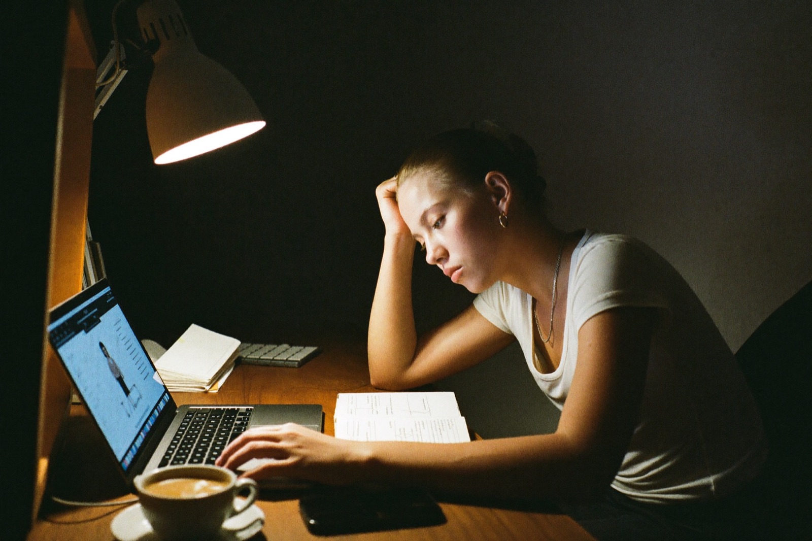 Imprenditore che lavora la sera al computer