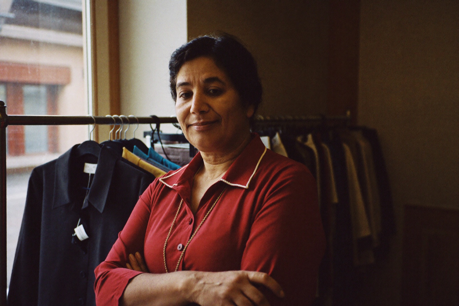 Titolare di una boutique nel suo negozio