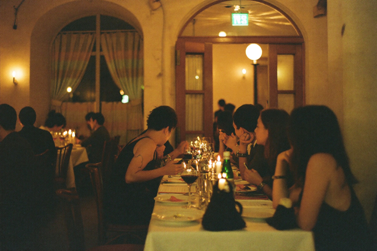Sala piena di un ristorante la sera