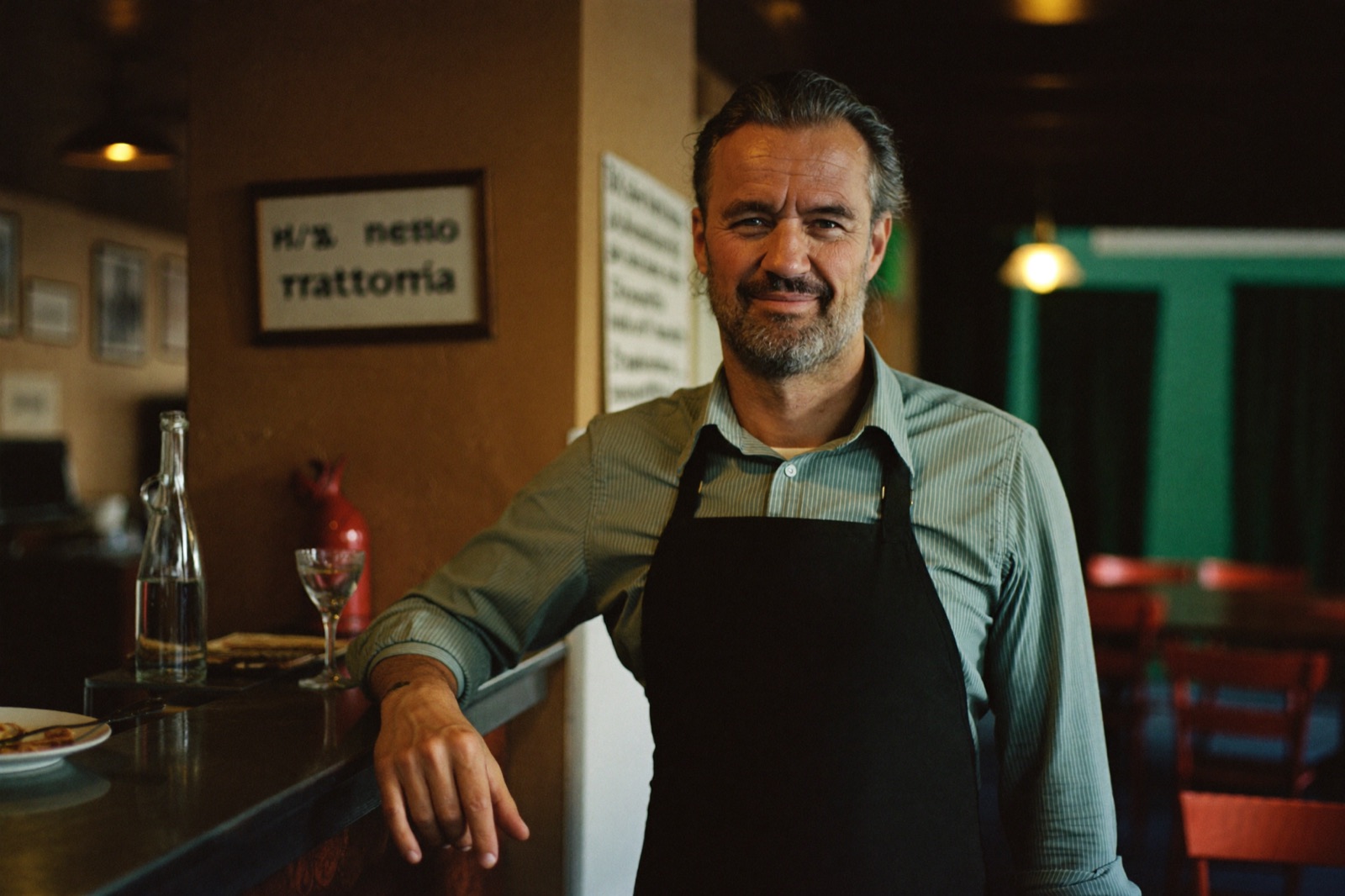 Titolare di una trattoria al bancone
