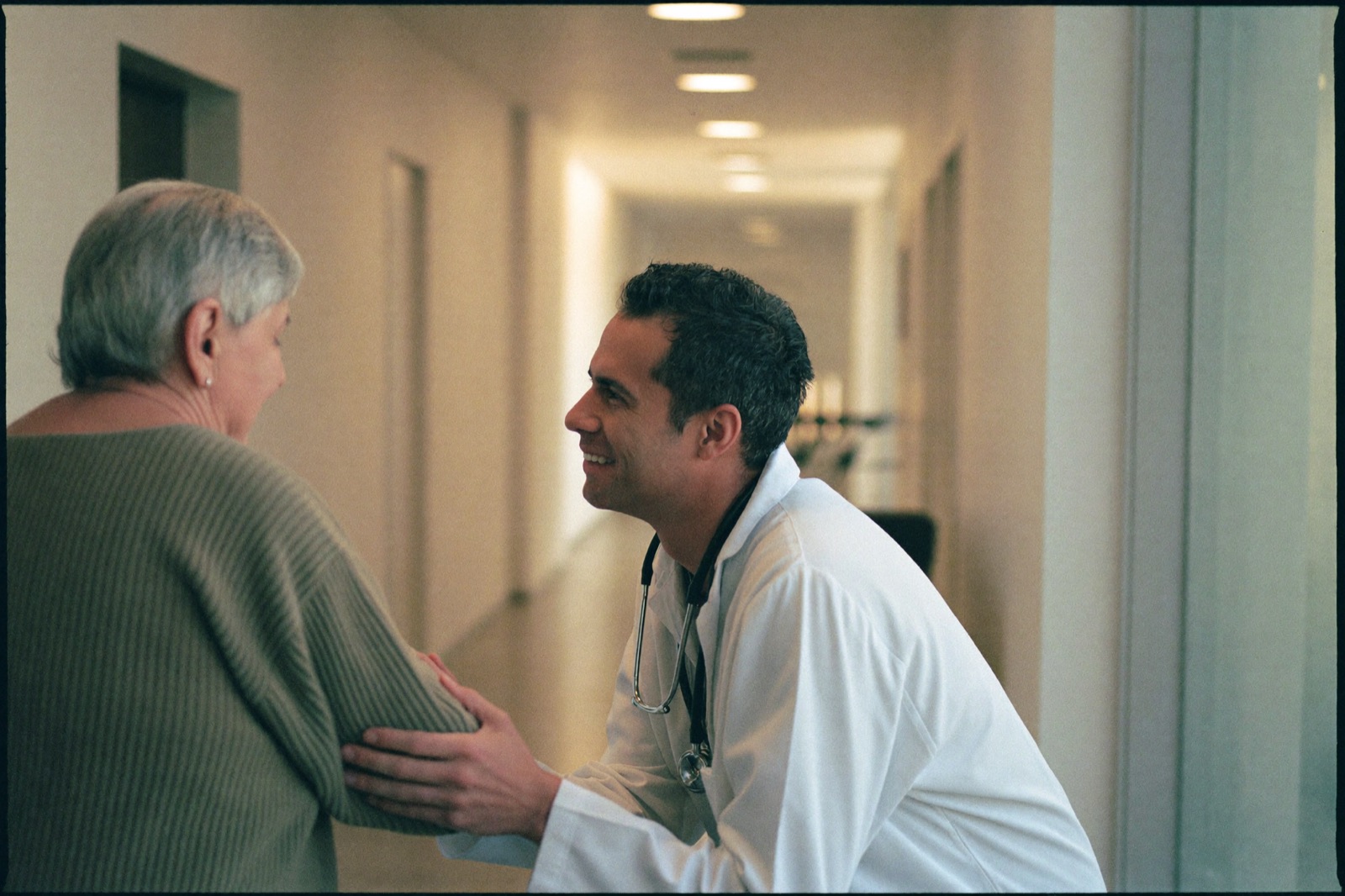 Medico che accoglie un paziente